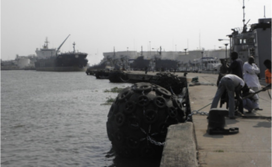 Berthing Ship Protection ยางกันกระแทกยาง Yokohama Black Inflatable Floating Pneumatic
