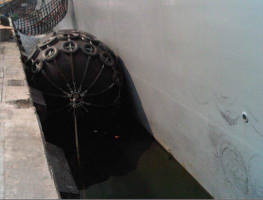 1260D9091 ยางกันกระแทกยางโยโกฮาม่าจัดส่งไปยังท่าเรือกันกระแทกสีดำ Quay